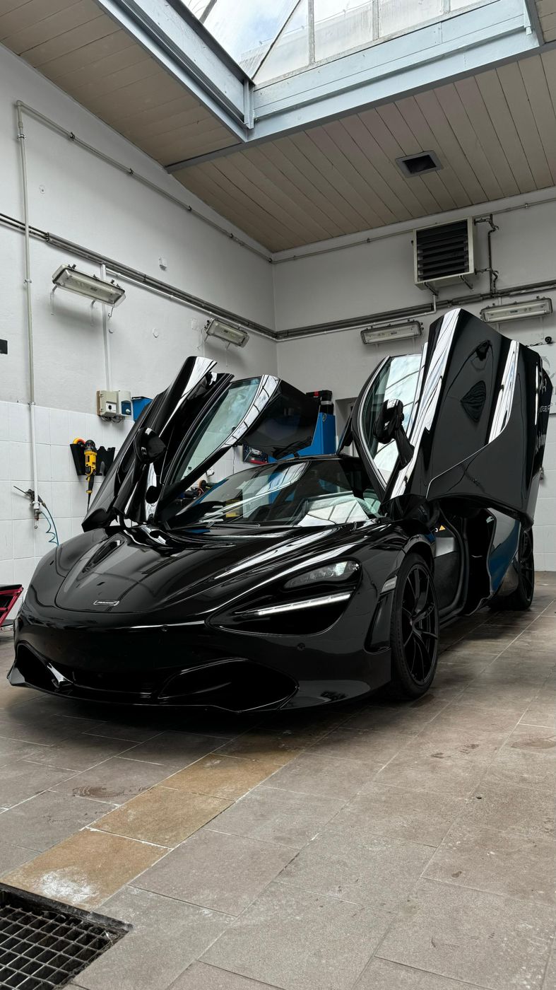 Czarny McLaren z otwartymi drzwiami w studiu