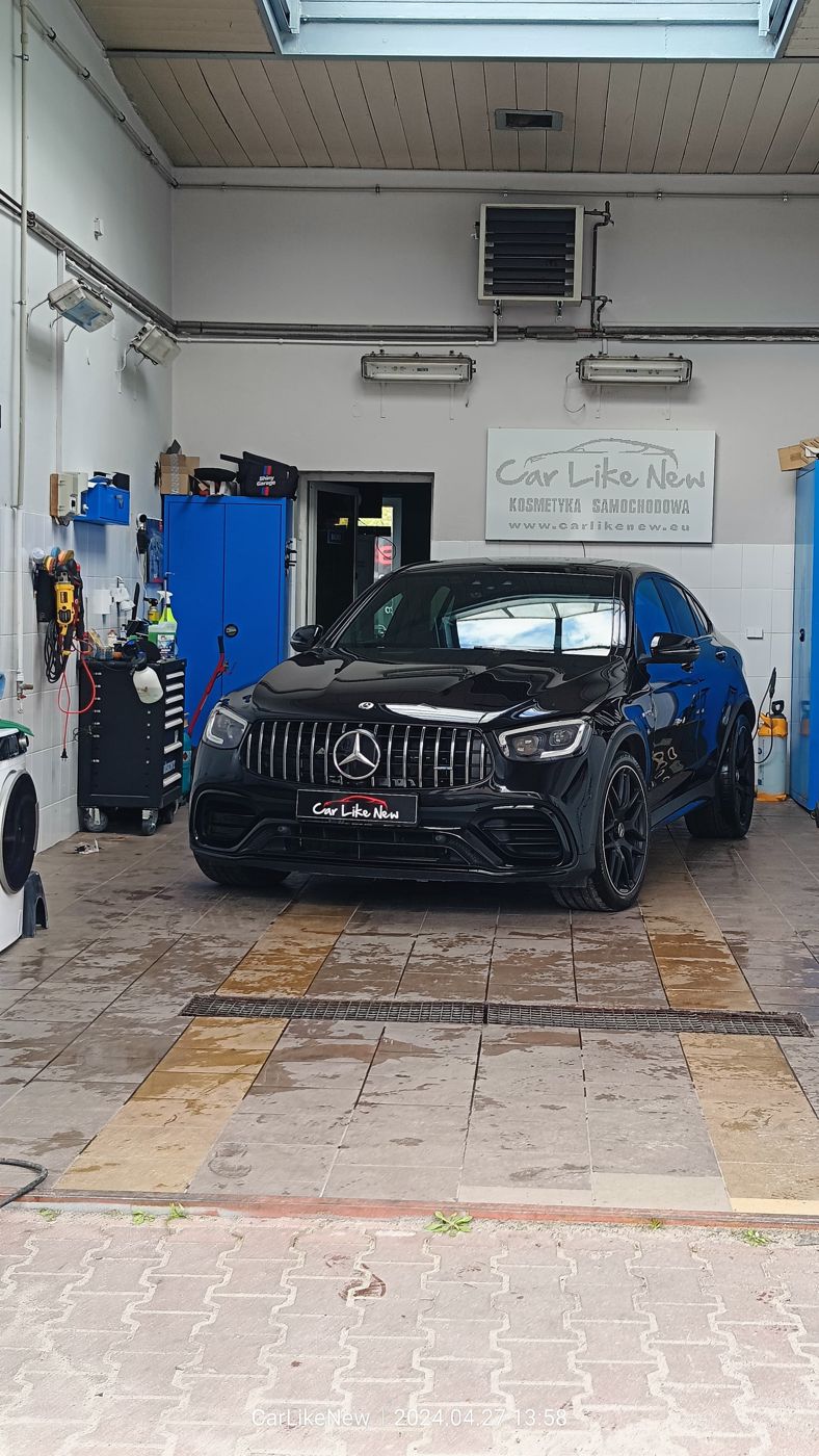 Czarny Mercedes-AMG GLC w studiu Car Like New