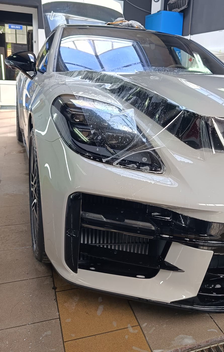 Aplikacja folii PPF na przód Porsche
