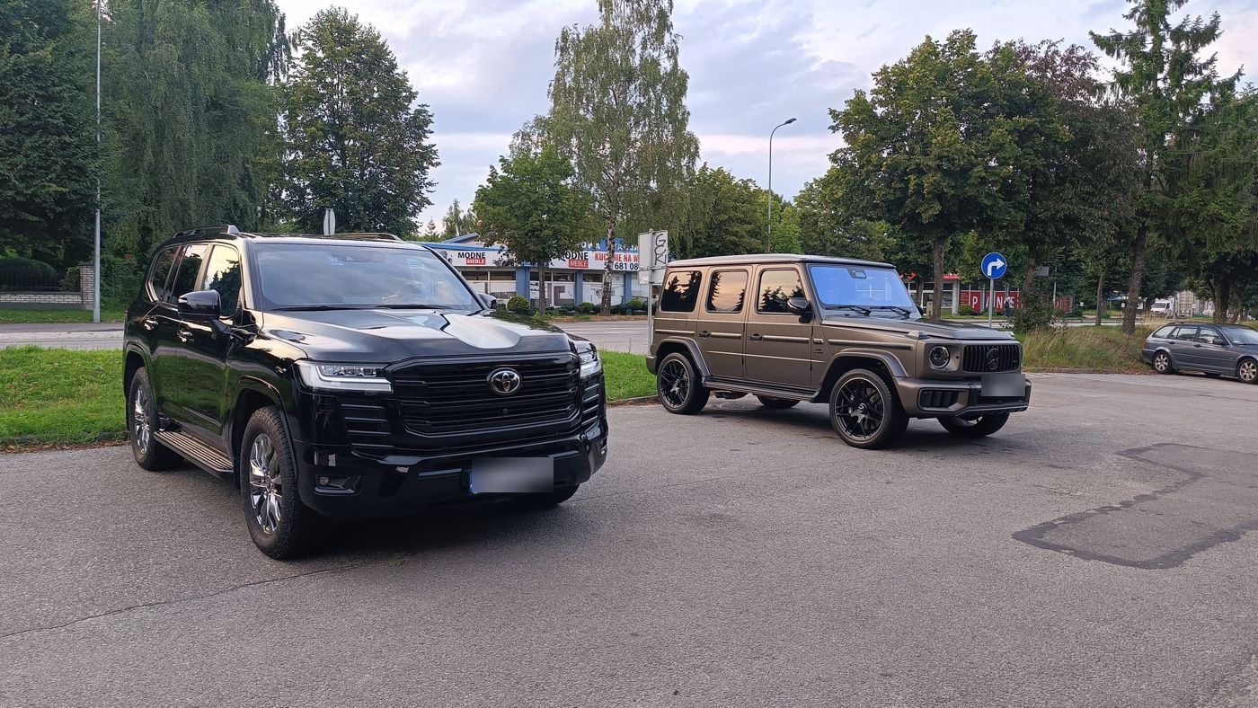 Toyota Land Cruiser i Mercedes klasy G