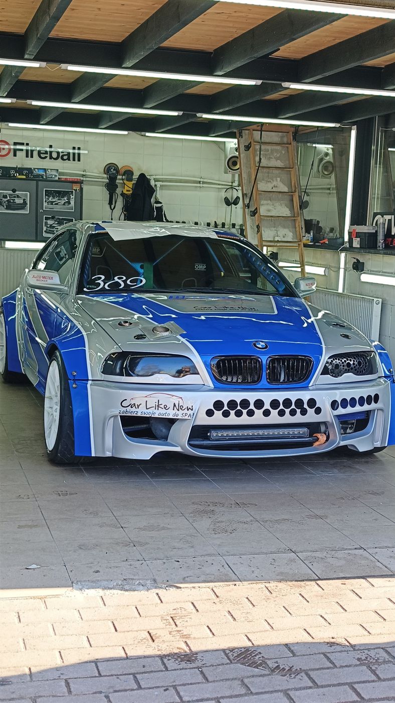 BMW w autorskich biało-niebieskich barwach