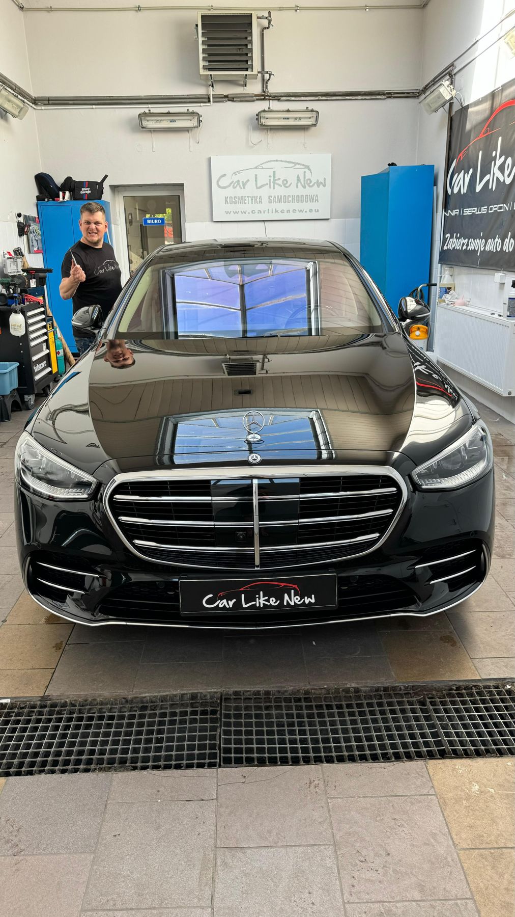 Czarny Mercedes klasy S w studiu Car Like New po detailingu