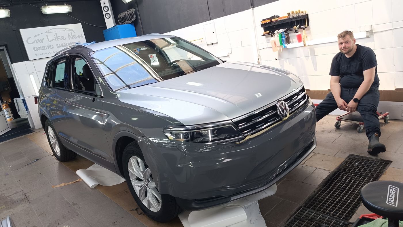 Oklejanie Volkswagena Tiguana folią w studiu