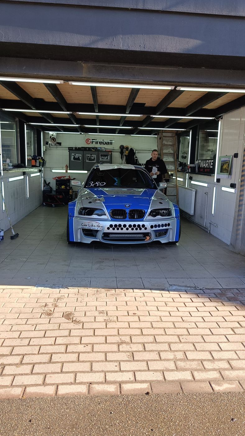 BMW oklejone w biało-niebieskie barwy w studiu